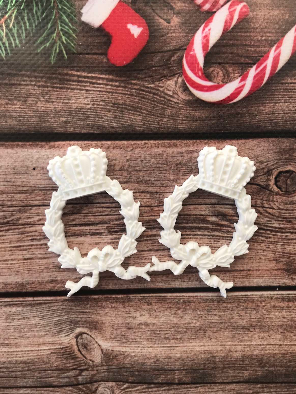 

Декор из полимерной глины "Рамка с коронной"