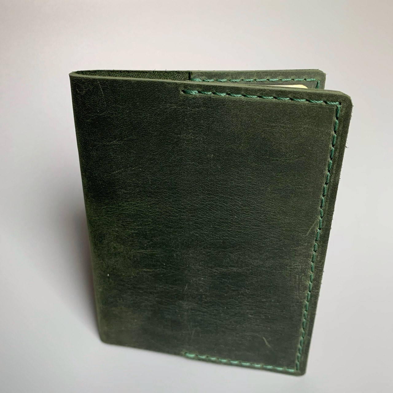 

Кожаная обложка на паспорт ручной работы мужская/женская зеленая, Зелёный