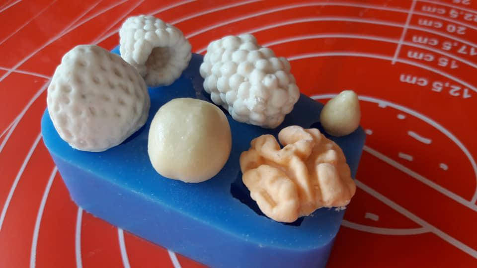 

Силиконовый молд * Ягоды и орех*