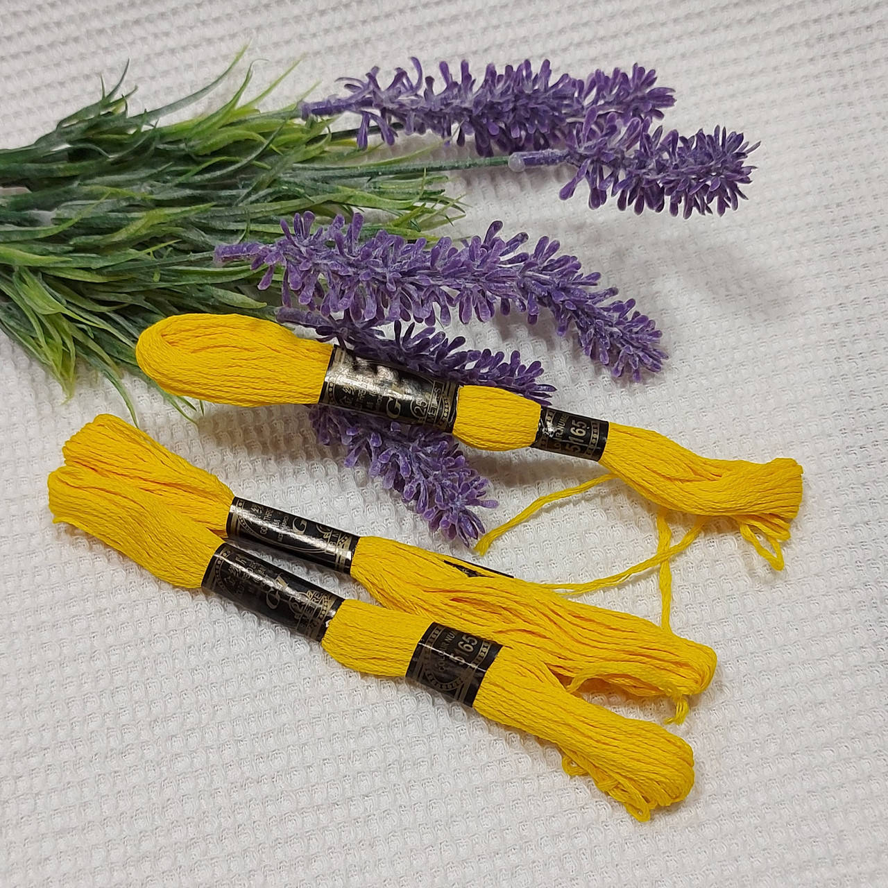 

Нитки мулине желтый (8 м)