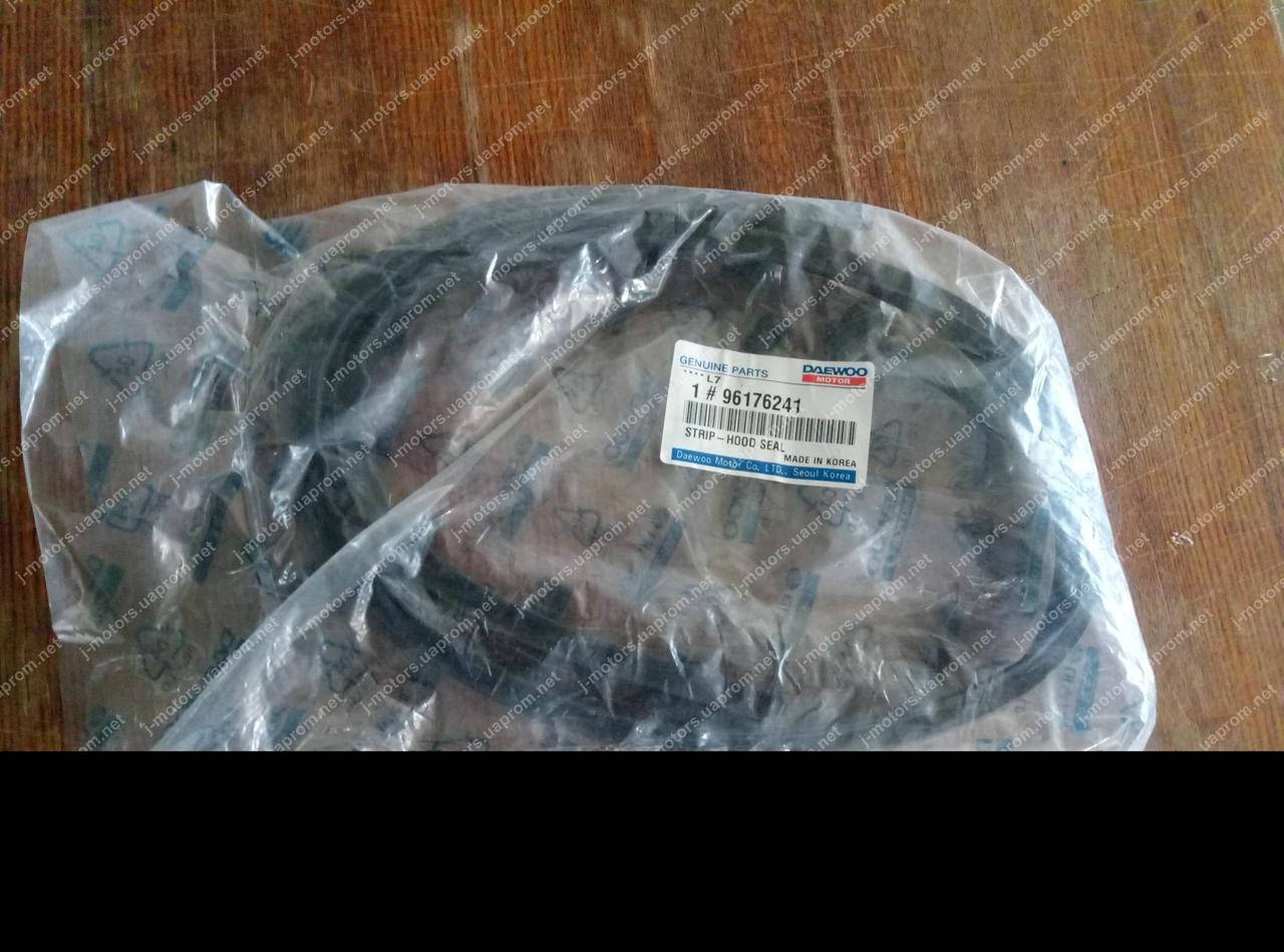 

Уплотнитель (резинка) капота Daewoo Nexia Дэу Део Нексия - GM 96176241