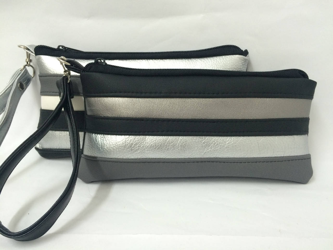 

Комбинированные черно-серебристые косметички