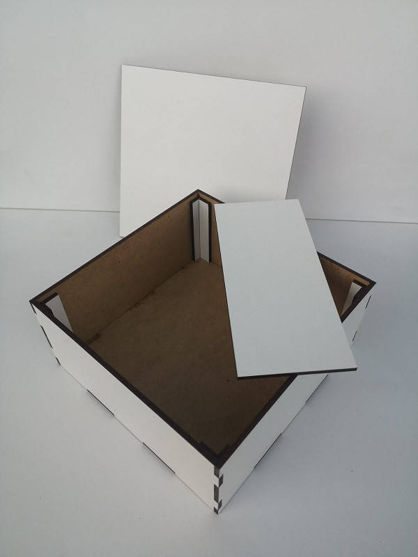 

Коробка подарочная с перегородкой и крышкой из ДВП 35*35