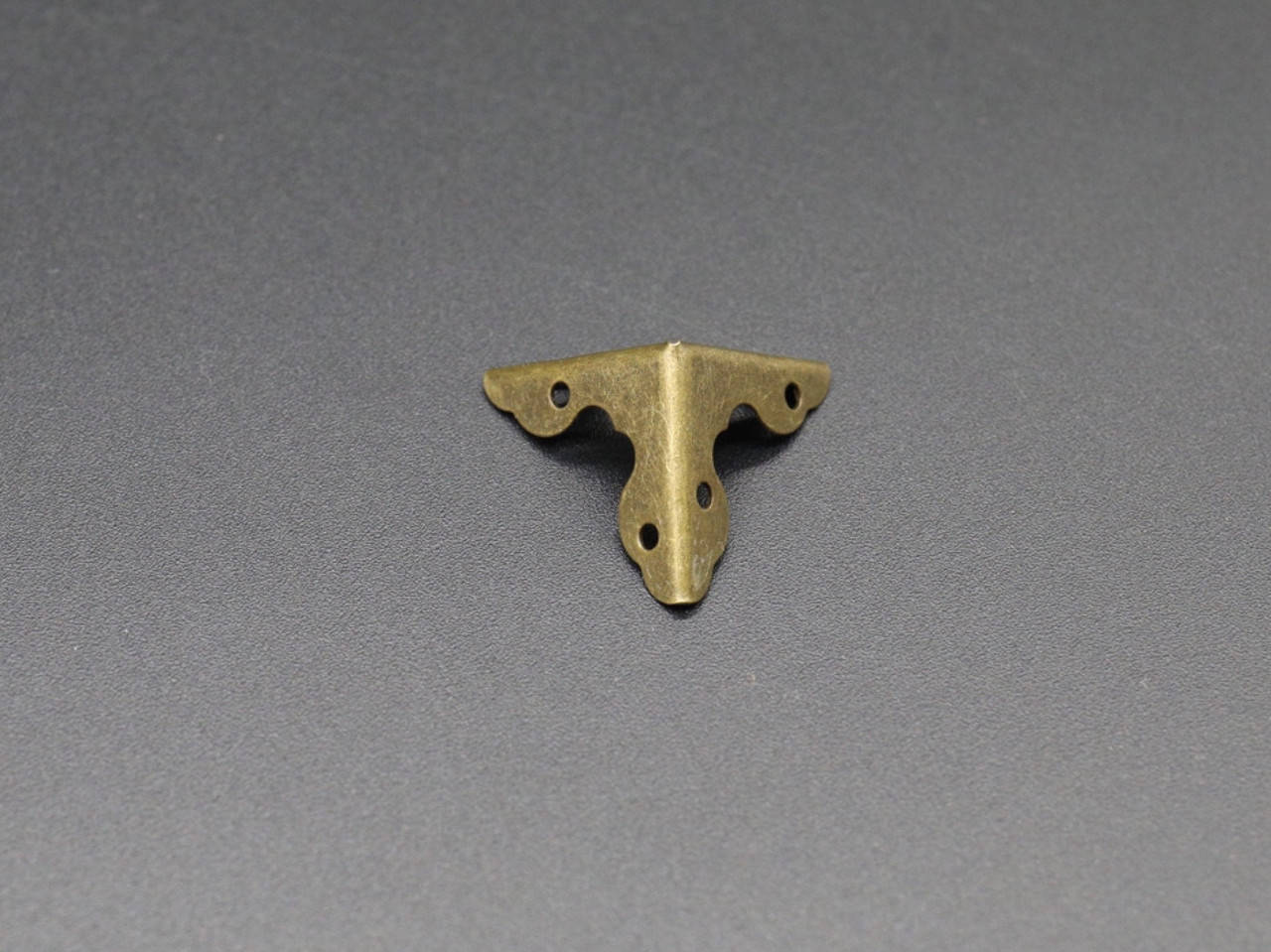 

Уголок металлический тройной. Цвет "старая латунь". 20х20х20мм, Черный