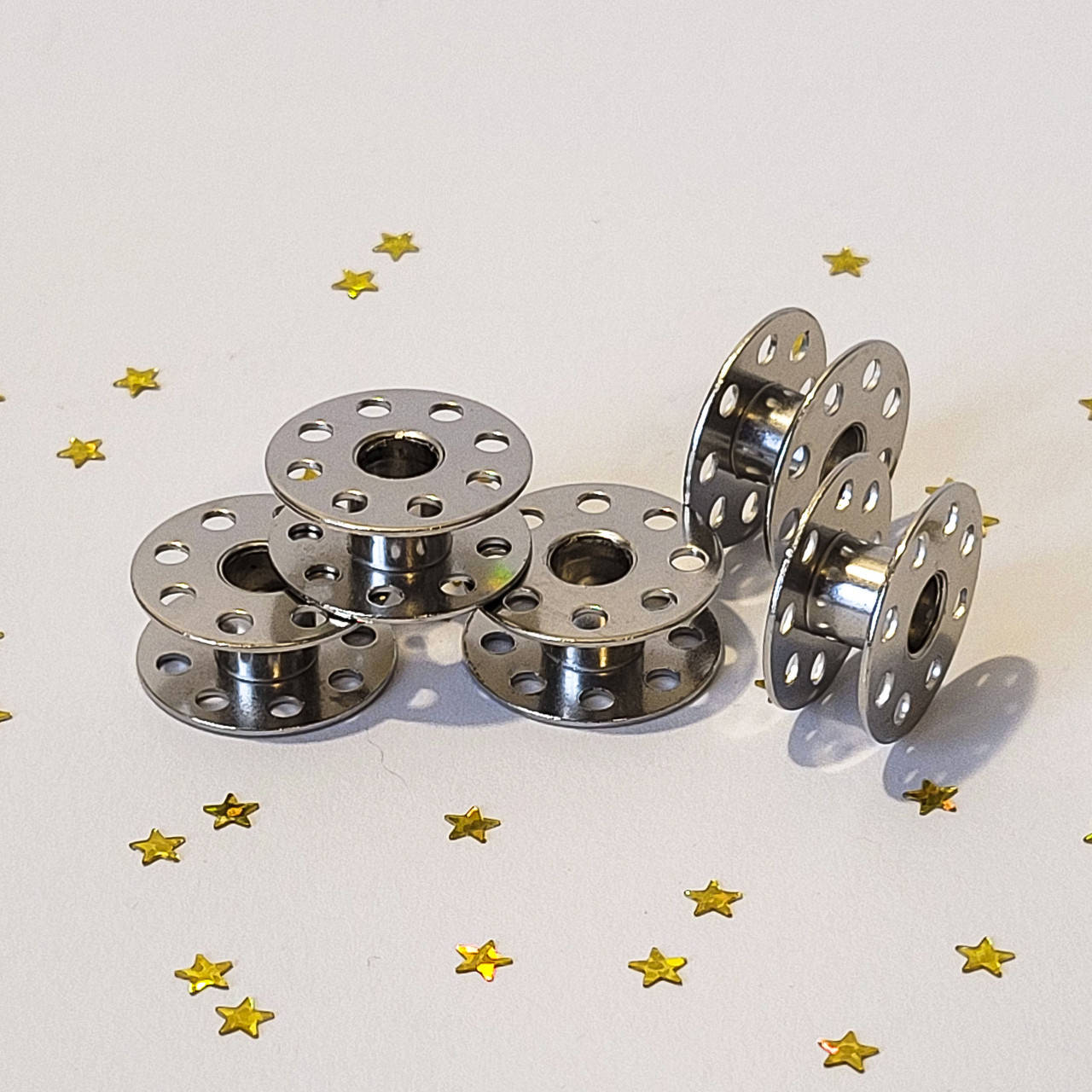 

Шпули для промышленных швейный машин Yoke / металлические / размер 2,0 * 0,8 см / Заказ от 1 шт