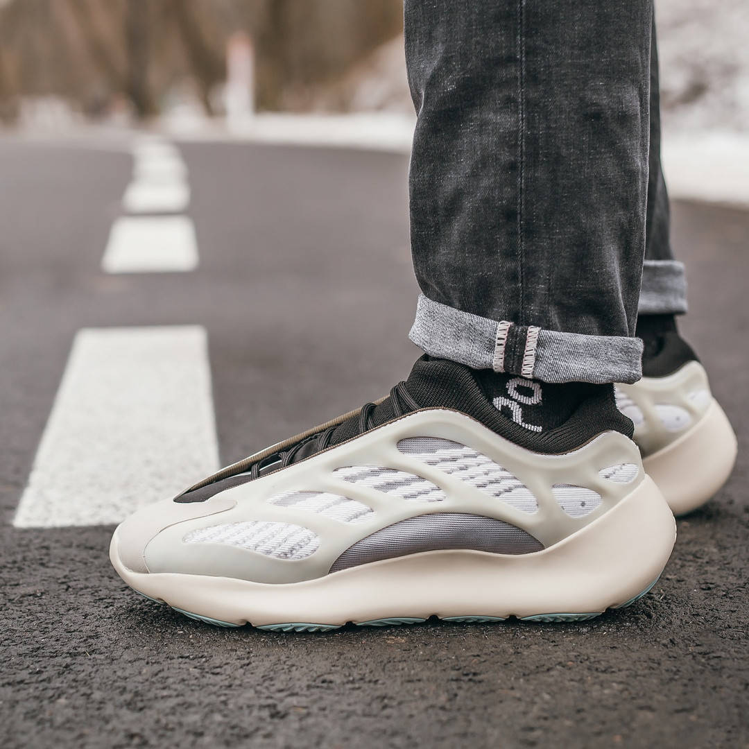 

Стильные мужские кроссовки Adidas Yeezy Boost 700 V3 "Azael" 45