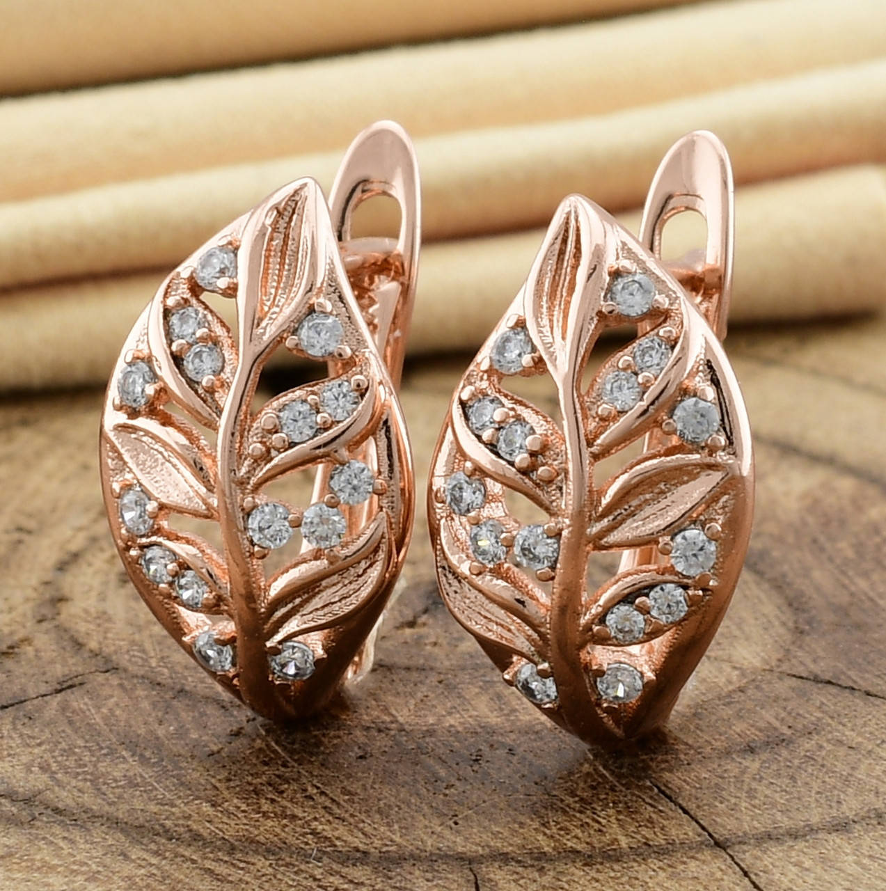 

Серьги Xuping 93641 размер 14х9 мм вес 2.5 г белые фианиты позолота РО