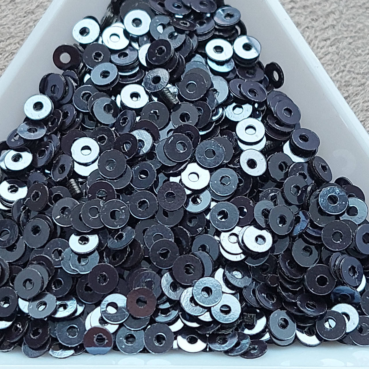 

Пайетки круглые плоские, 3мм, черничный, 5г