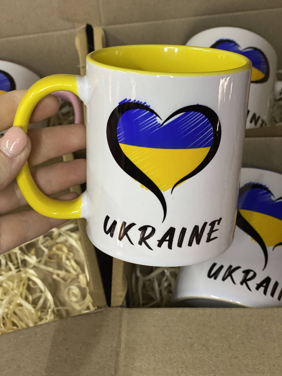 

Чашка UKRAINE с сердечком желтая ручка, Желтый