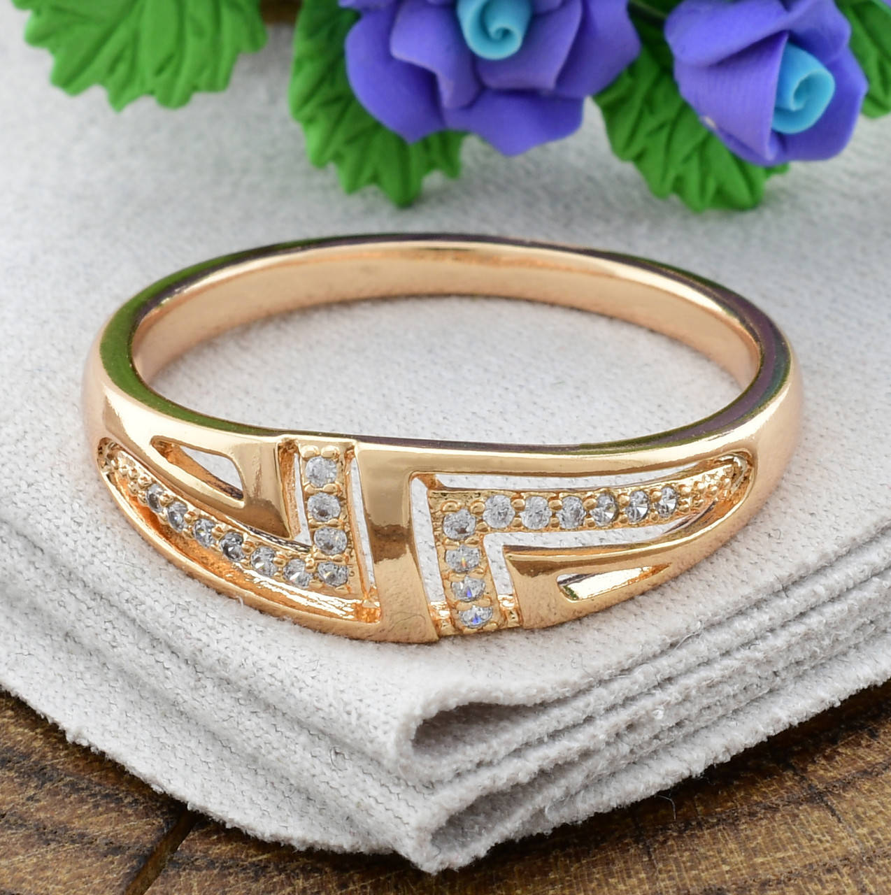 

Кольцо Xuping 15166 ширина 6 мм белые фианиты позолота 18К размер 17