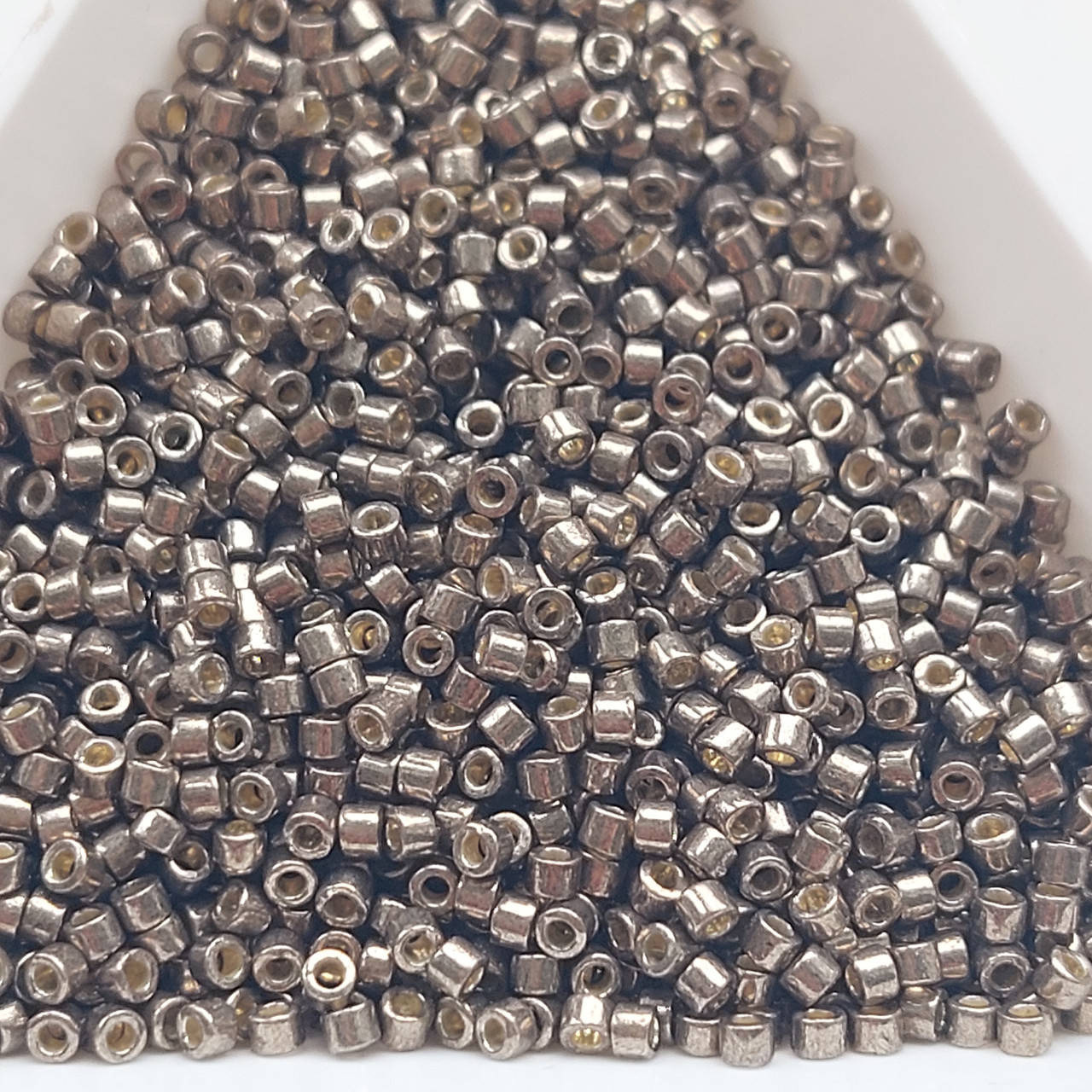 

Японский бисер Miyuki Delica DB1852