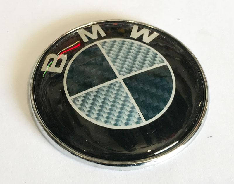 

Эмблема BMW 82.5мм (карбон клей 3 шайбы) новые передние (51767288752c)