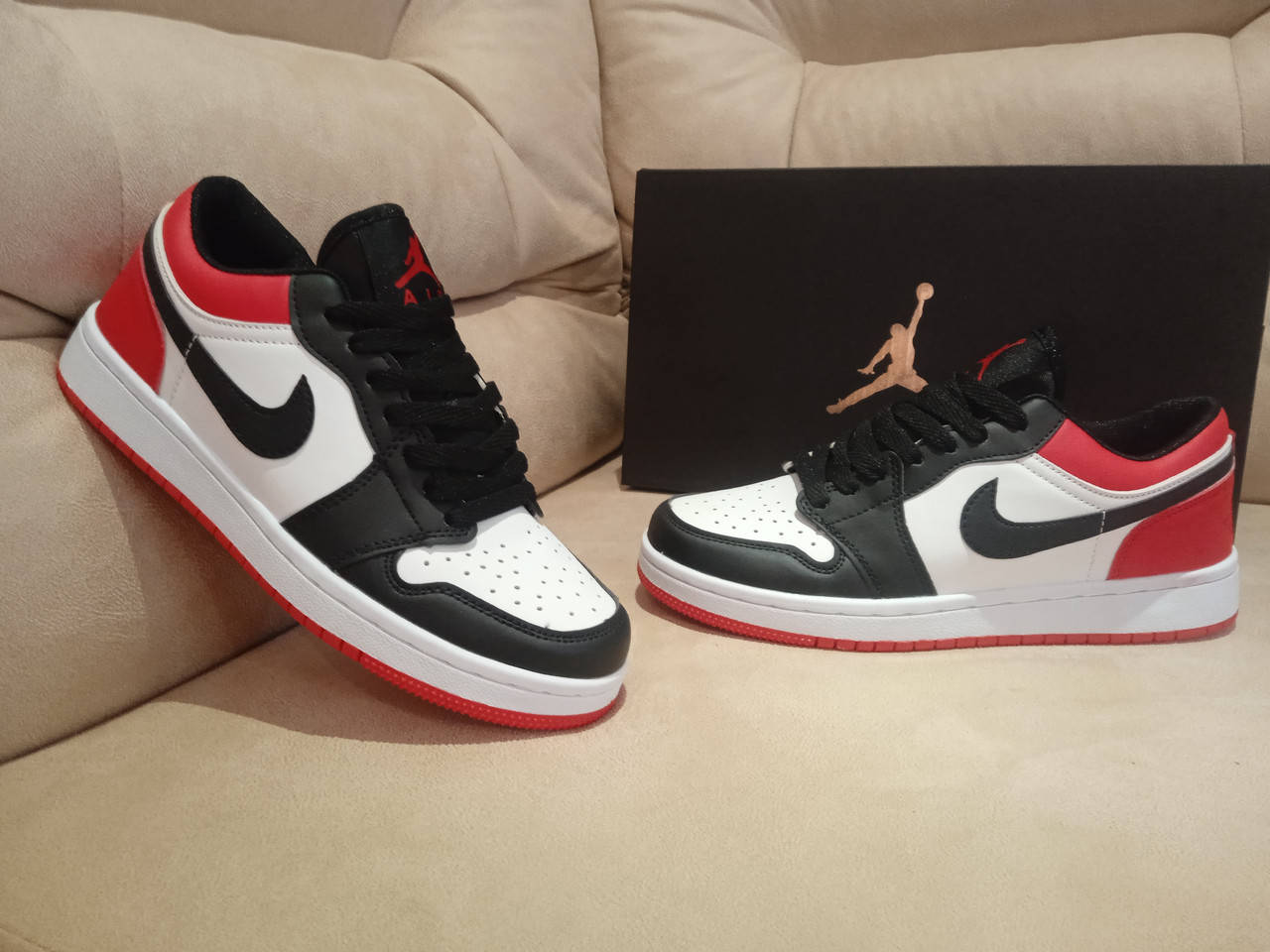

Кроссовки Nike Air Jordan Retro 1, Красный