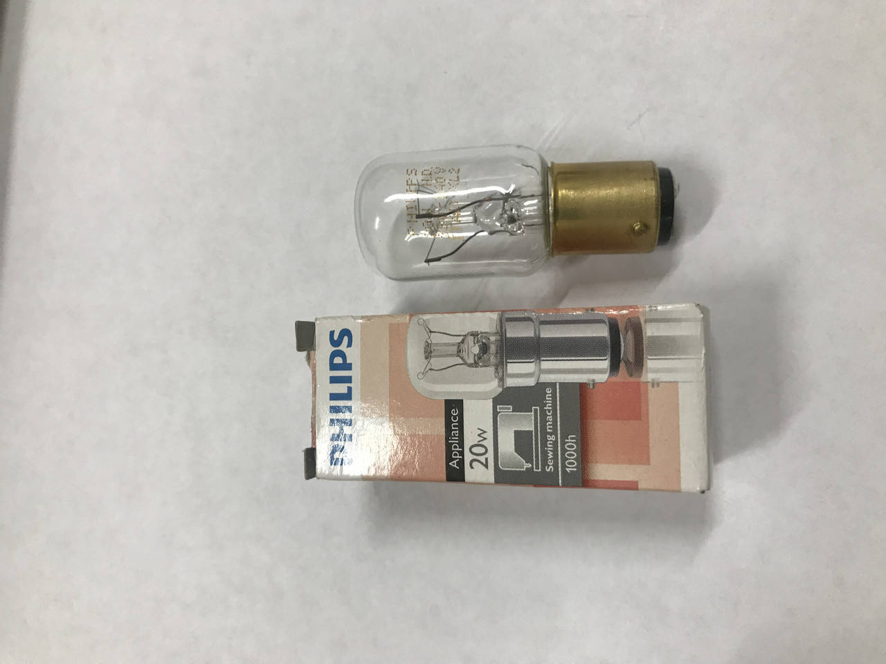 

Лампа для швейной машинки Philips 230v-20w B15d/18 T22