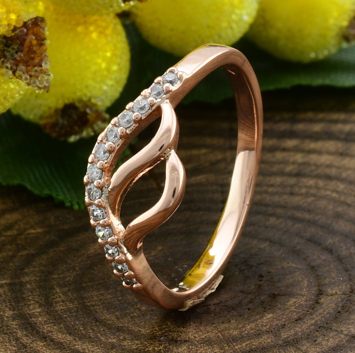 

Кольцо Xuping 14102 ширина 8 мм белые фианиты позолота РО размер 18