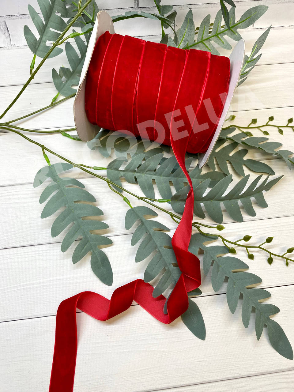 

Стрічка оксамитова (2,5 см) червона