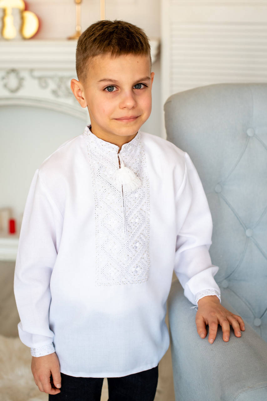 

Дитяча вишита сорочка з білою вишивкою