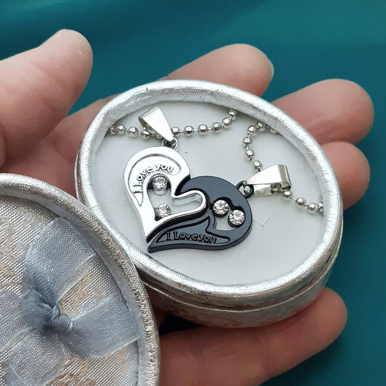 

Парные кулоны сердце для влюбленных "I Love you" цепочки цвет серебро и титан и яркий подарочный футляр