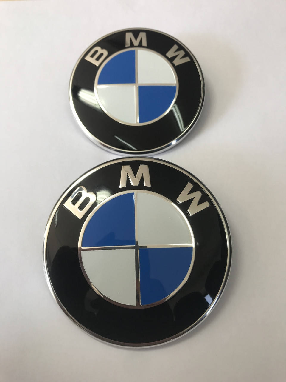 

Эмблема BMW на Капот/багажник 8 132375-05 82мм. Бело-синяя