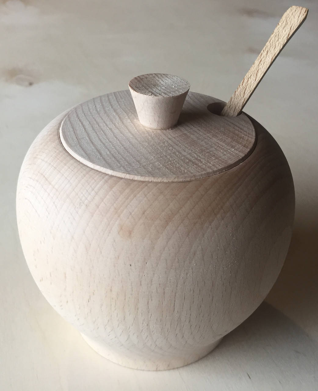 

Деревянные бочонки для меда с ложкой.