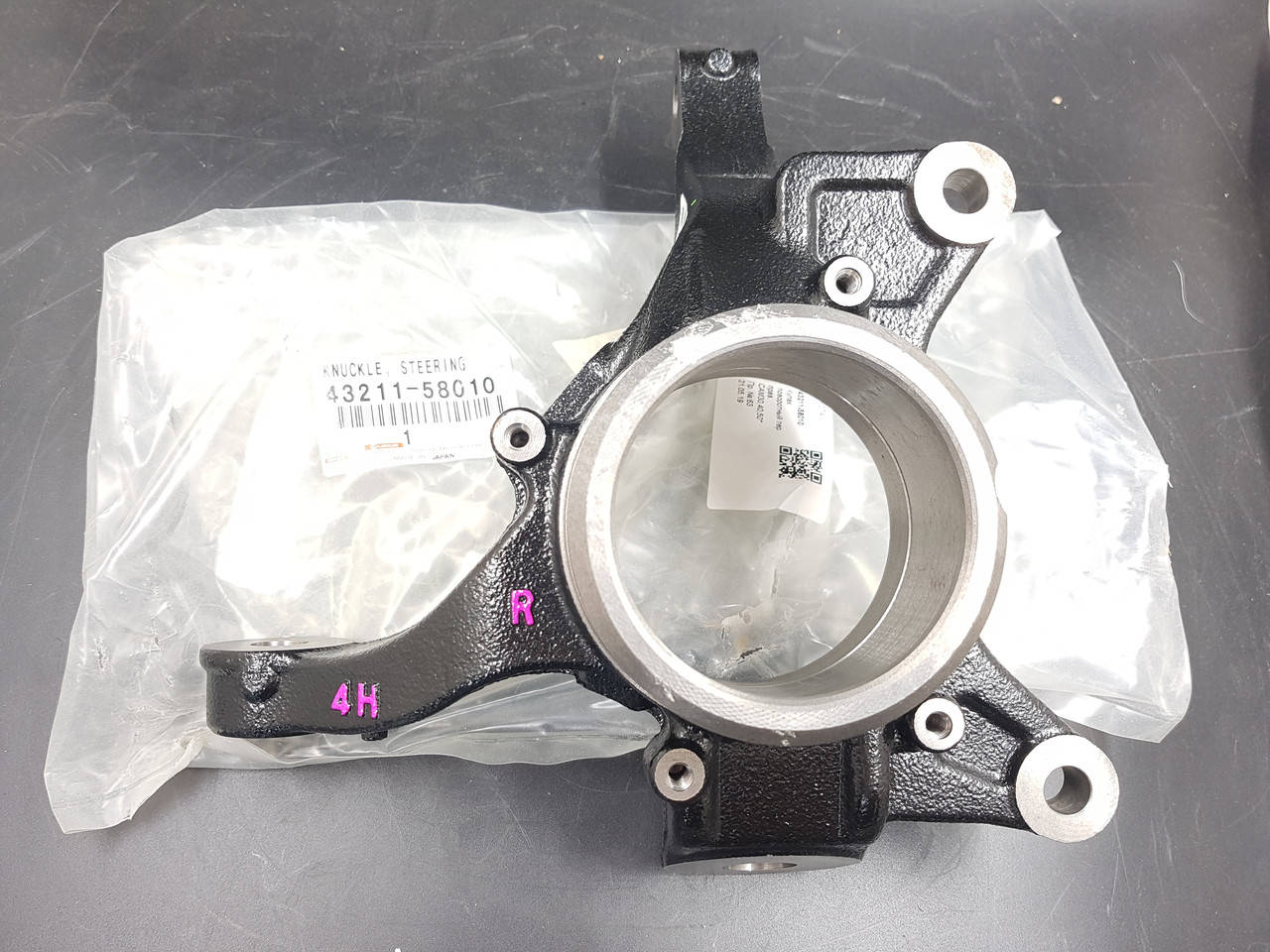 

Цапфа передняя правая 43211-58010. TOYOTA