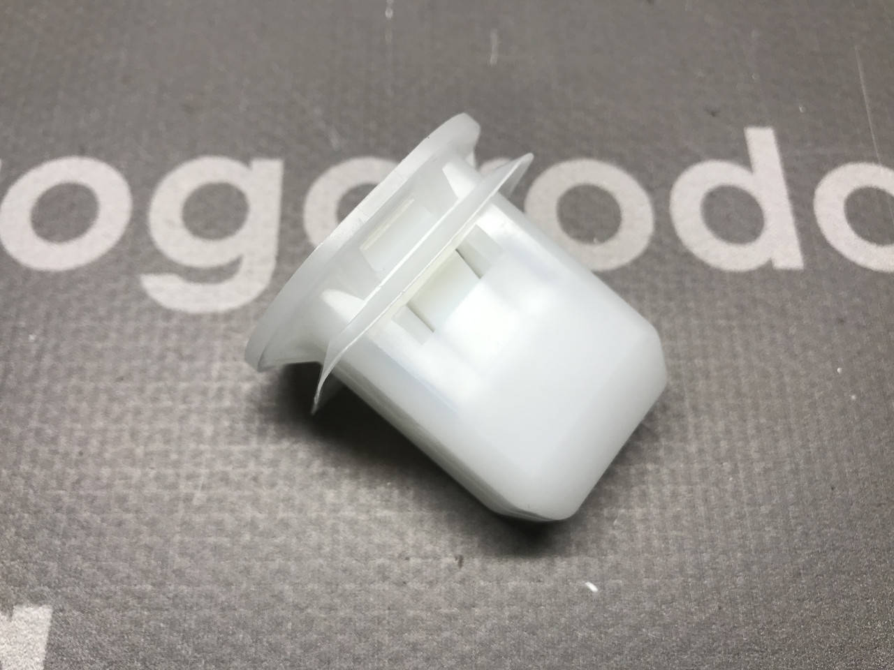 

Защелка крепления спинки сидений 2-го ряда Tesla Model S