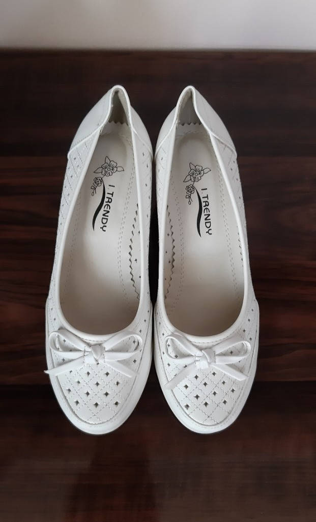 

Туфли женские в классическом стиле на танкетке с перфорацией экокожа Trendy белые, Белый