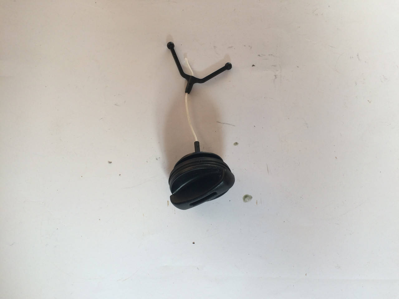 

Пробка маслобака для 235,235e,236,236e,240,240e