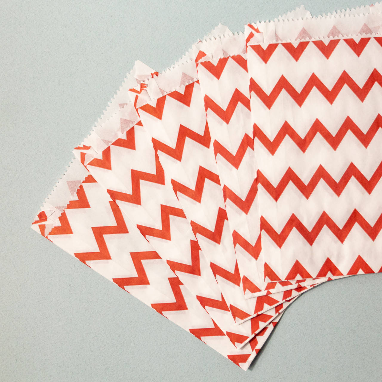 

Подарочный крафт пакет ярких цветов 170*30*230 мм Производство бумажных крафт пакетов с логотипом. Красный, Бежевый