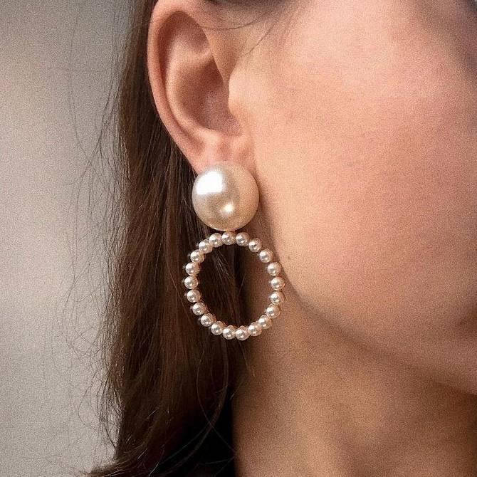 

Элегантные жемчужные серьги-гвоздики с большим кольцом подвеской золотистого цвета