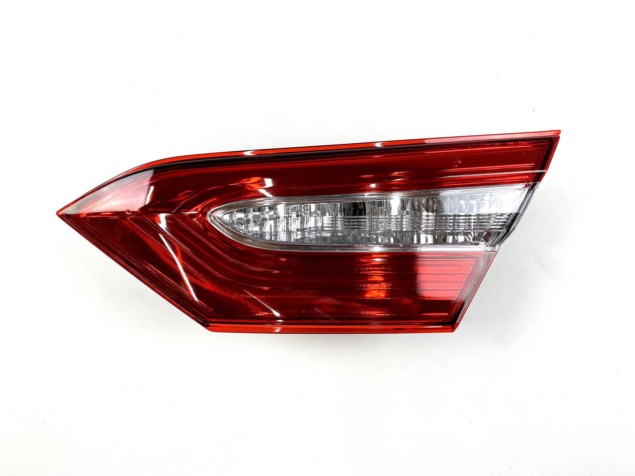 

Задний фонарь правый внутренний Toyota Camry 70 2017+ 1шт.