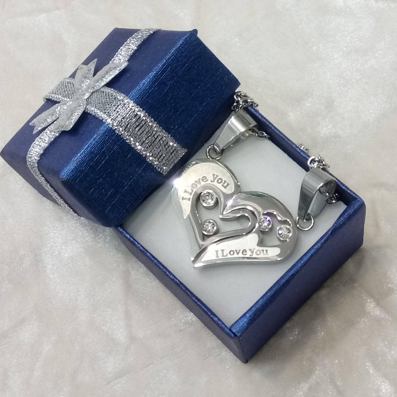 

Одно сердце на двоих - парные кулоны медицинская сталь с гравировкой "I love you" в подарочной упаковке