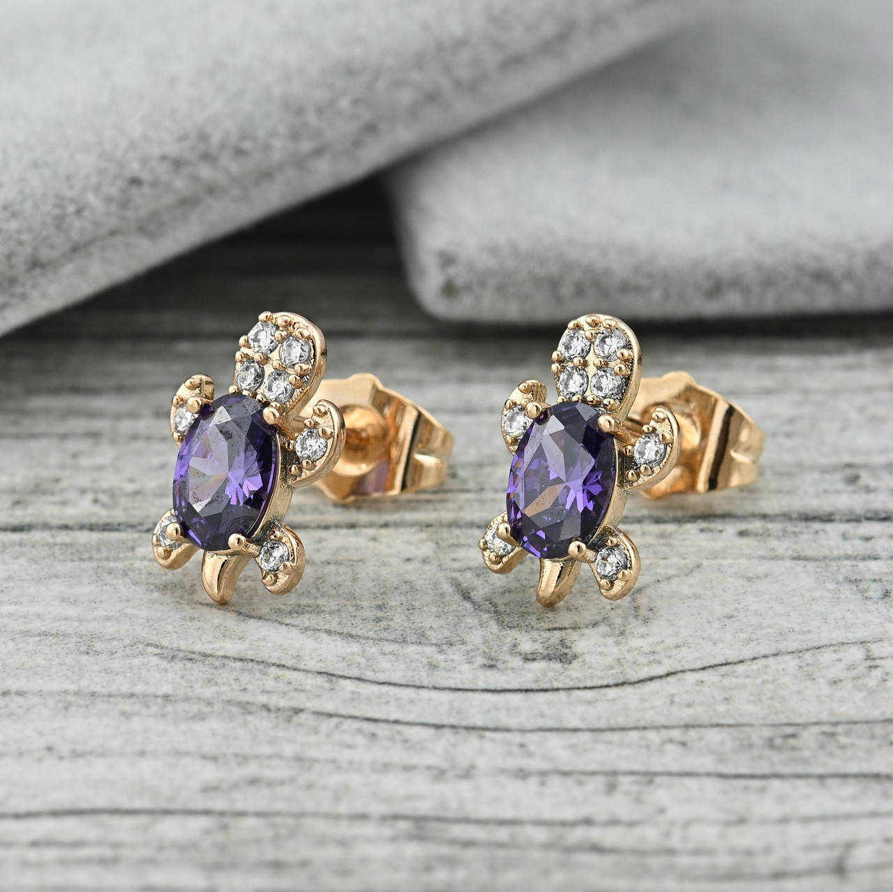 

Серьги гвоздики Алмазная черепашка 36534 размер 13х9 мм фиолетовые фианиты вес 2.2 г позолота 18К