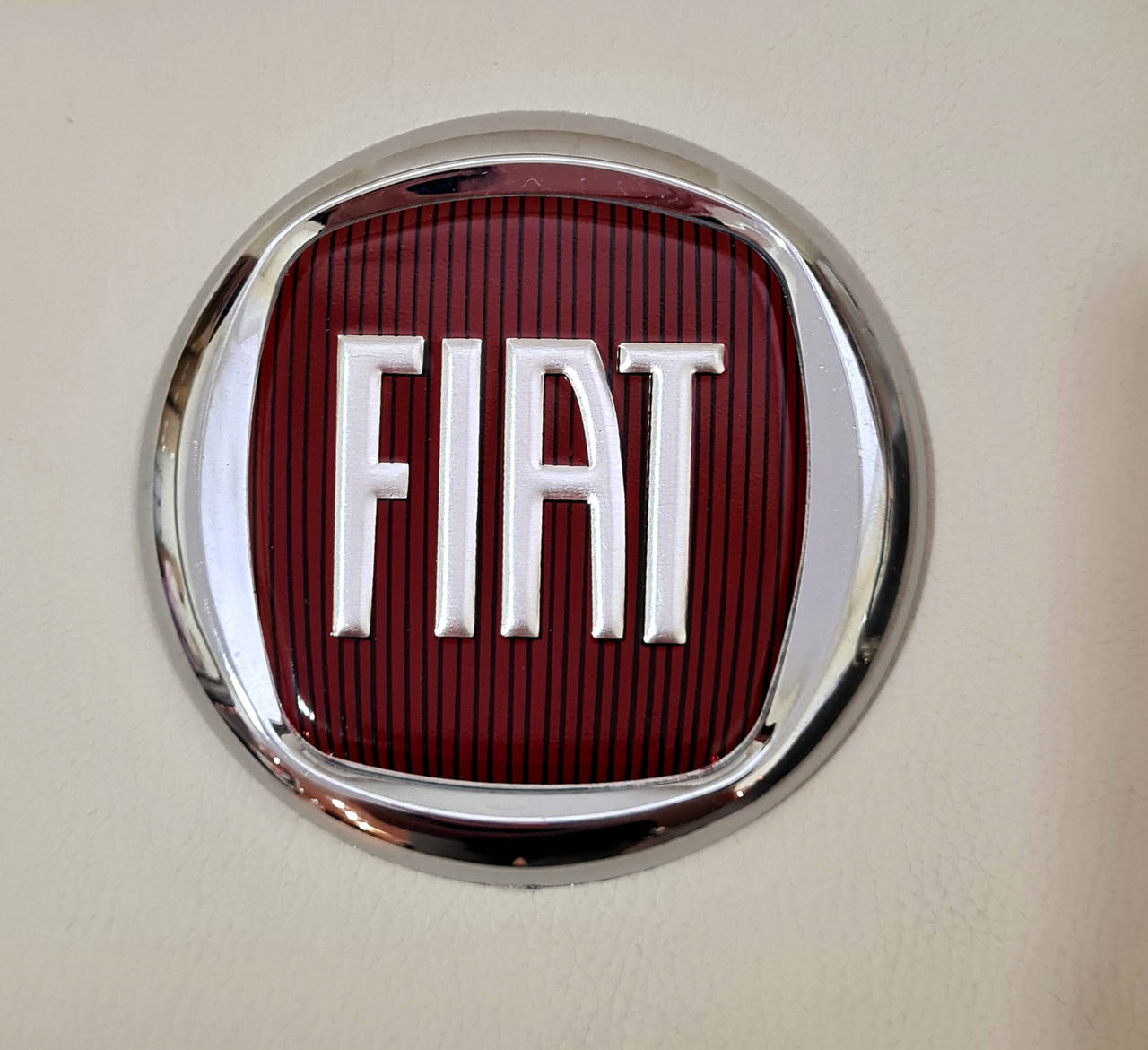 

Эмблема значок на капот, багажник Fiat Фиат 95 мм красный