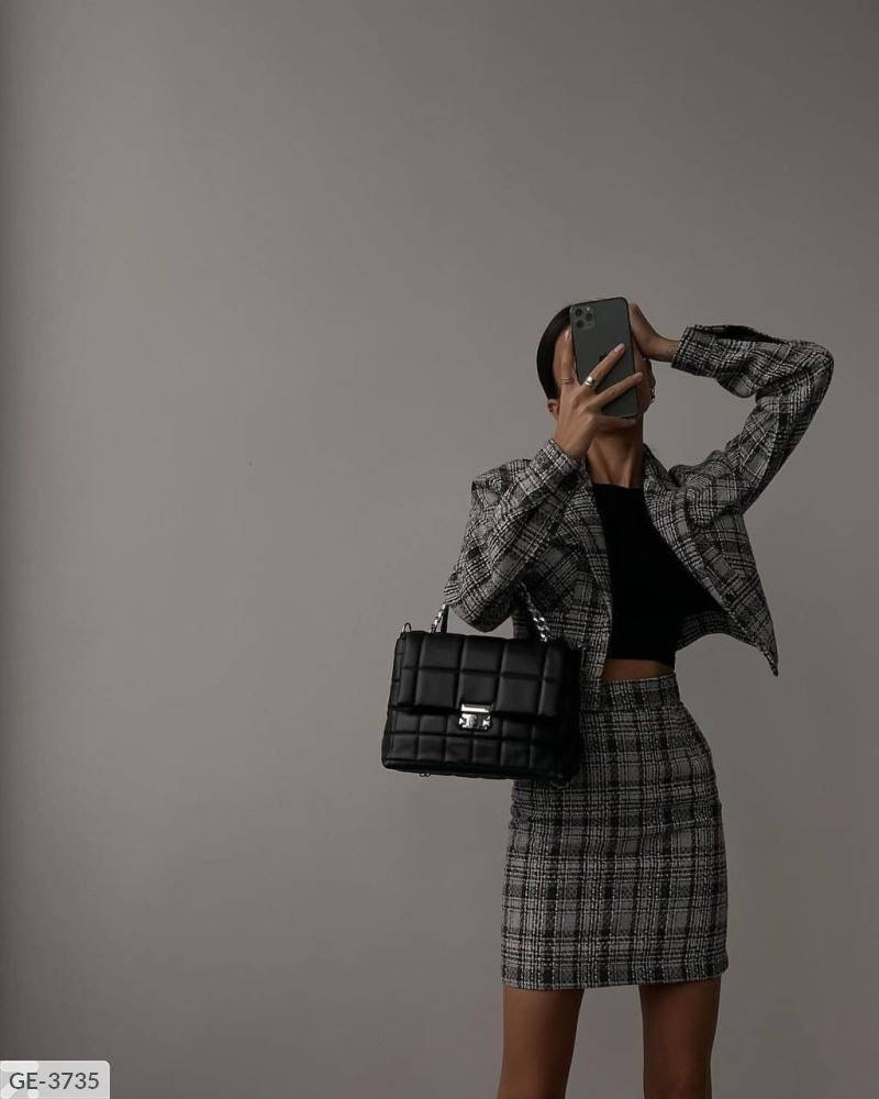 

Модный деловой женский костюм укороченный пиджак и мини юбка приталенная в клетку шерсть арт 101