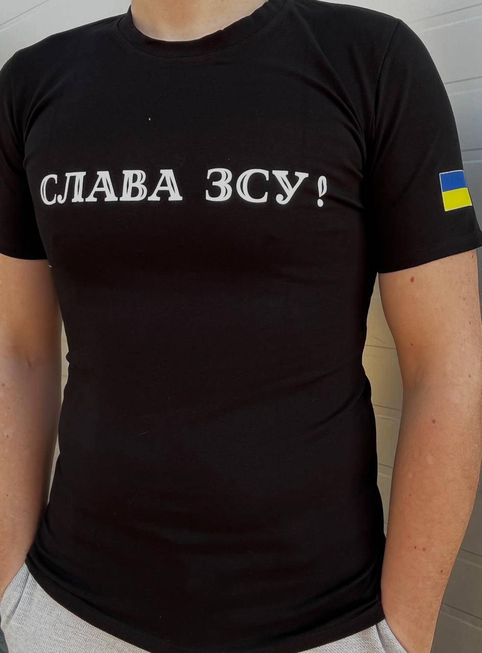 

Футболка чоловіча з фірмовим принтом Слава ЗСУ чорна