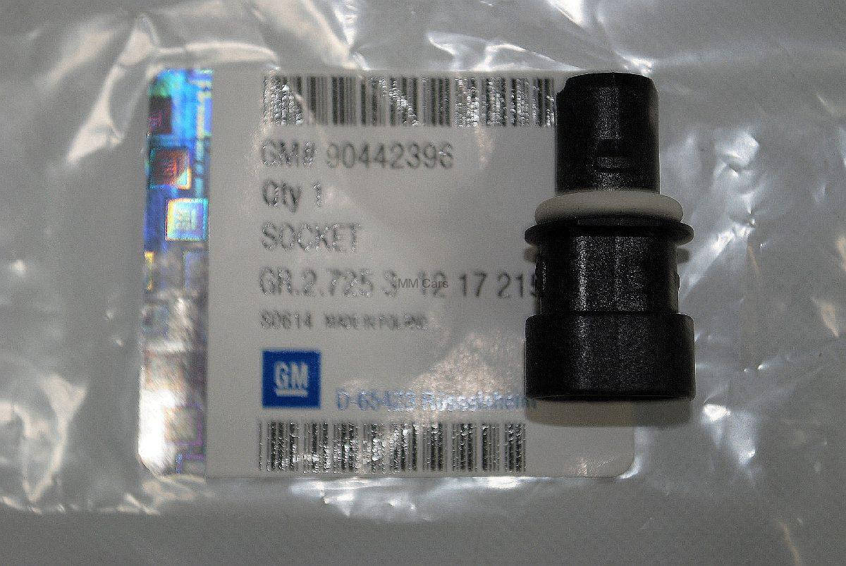 

Патрон лампы повторителя поворотов , габаритов фары , подсветки заднего номерного знака GM 1217215 1217217