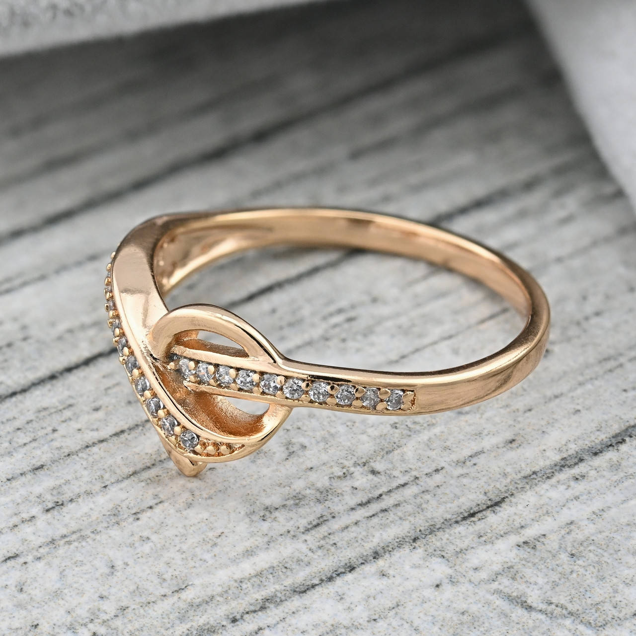 

Кольцо Xuping 35600 ширина 9 мм белые фианиты позолота 18К размер 19