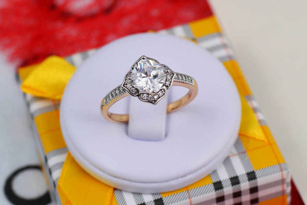 

Кольцо Xuping Jewelry с родием камень в ромбической оправе р 18 золотистое