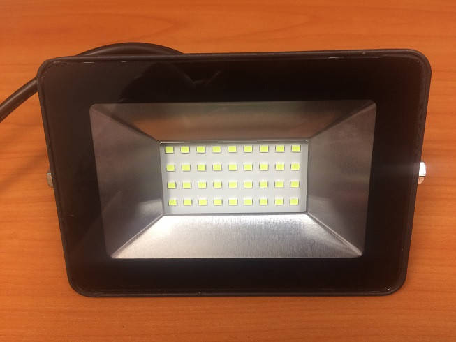 

Зеленый прожектор для улицы 30Вт SMD SL37-30G IP65 Код.59741