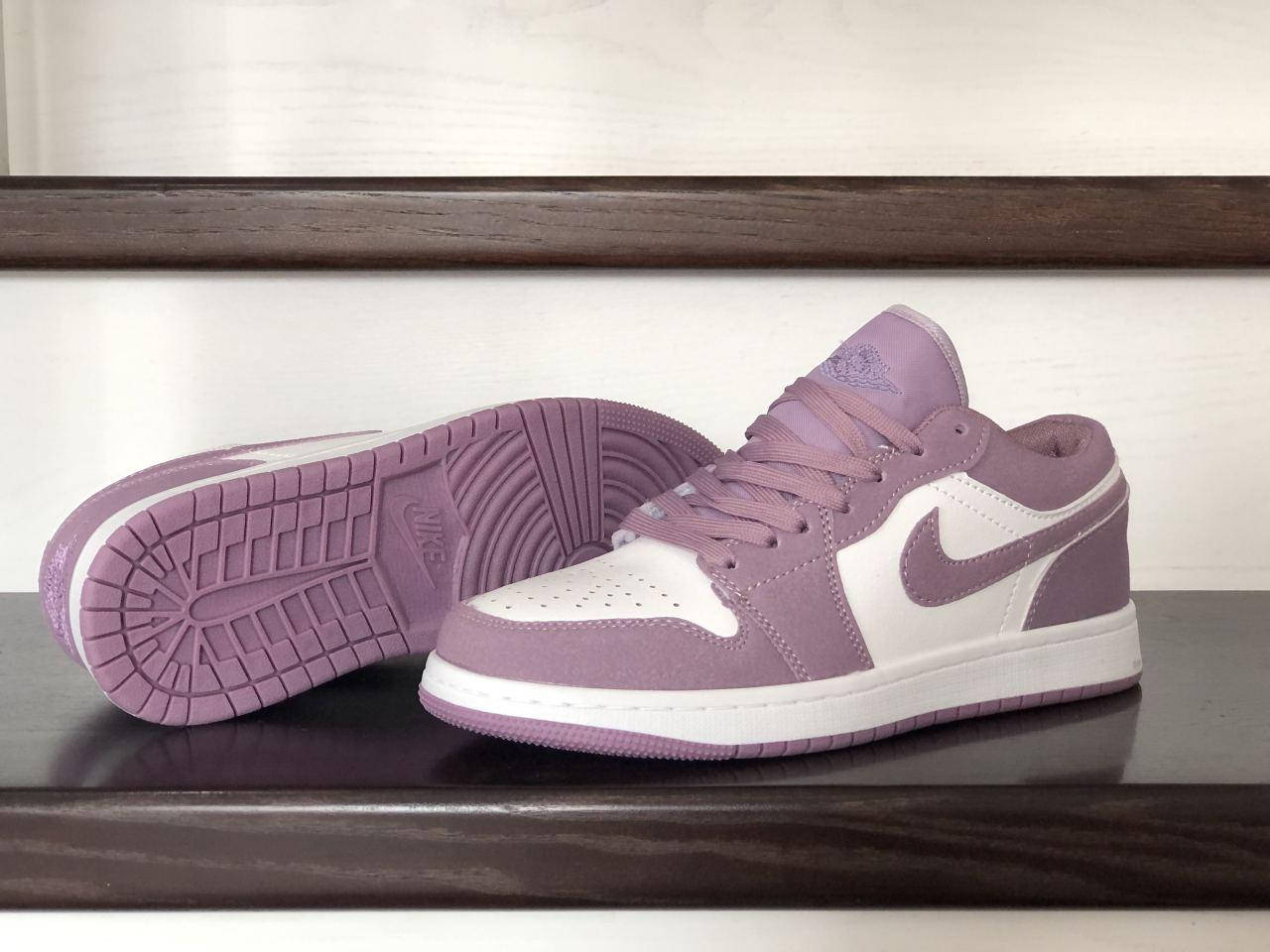 

Женские кроссовки фиолетовые с белым Nike Air Jordan 1 Low прошитые, найк айр джордан 38, Фиолетовый