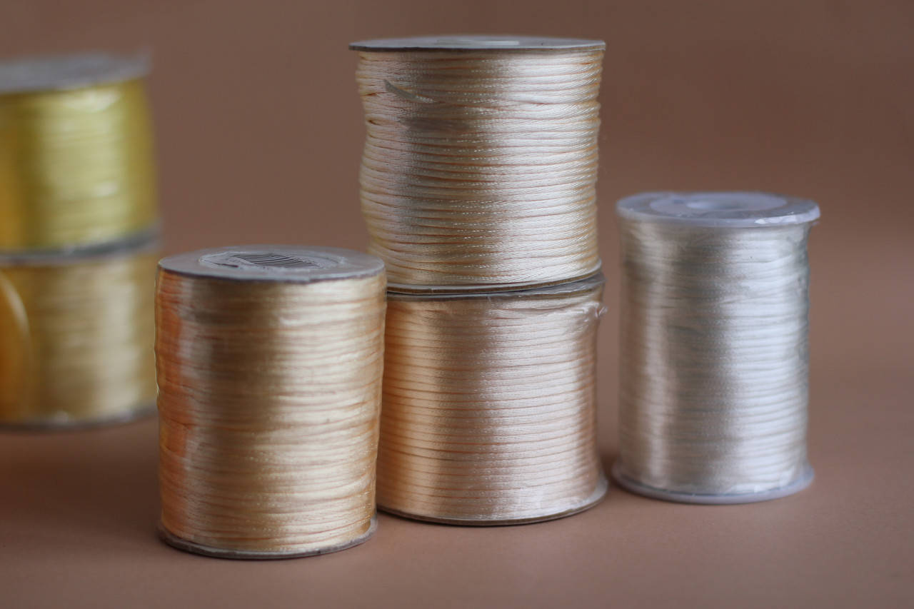 

Атласный Шнур бежевый\белый 2мм