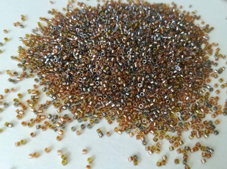 

Японський бісер Miyuki Delica 11/0 DB0981 - Lined Metallic Mix