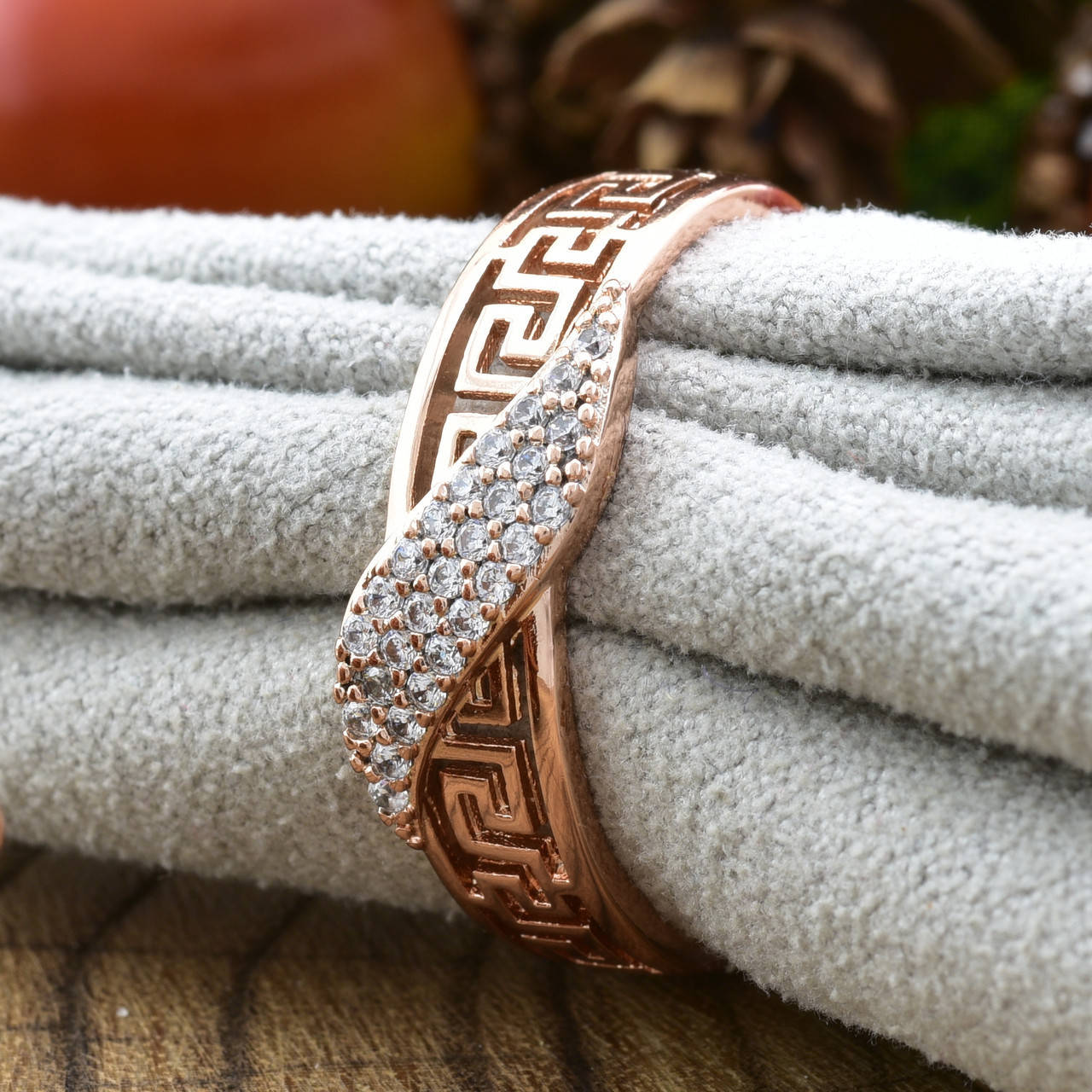 

Кольцо Xuping 14209 ширина 6 мм белые фианиты позолота РО размер 17