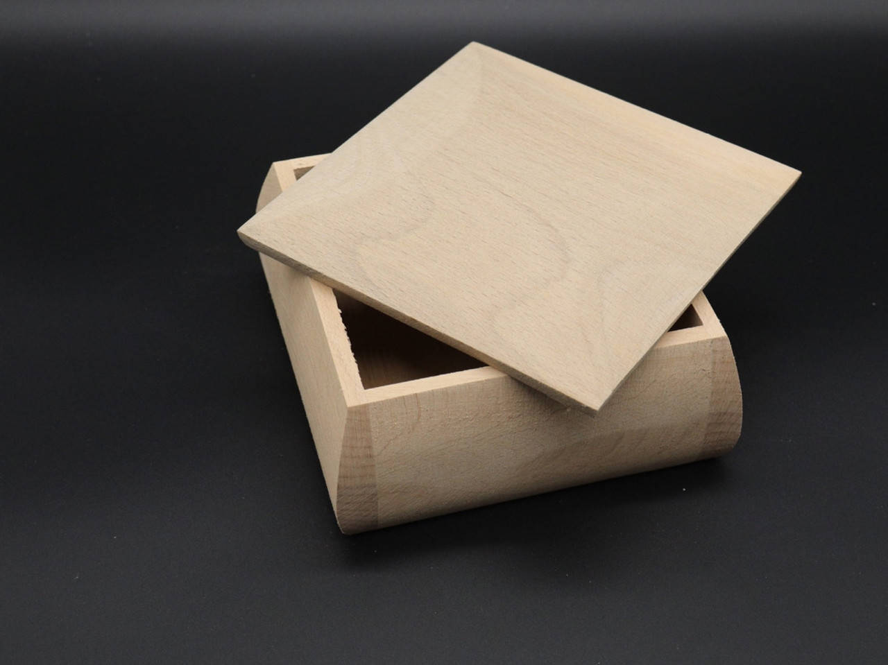 

Шкатулка под резьбу. 15х15х7см. Без фурнитуры. Материал бук.