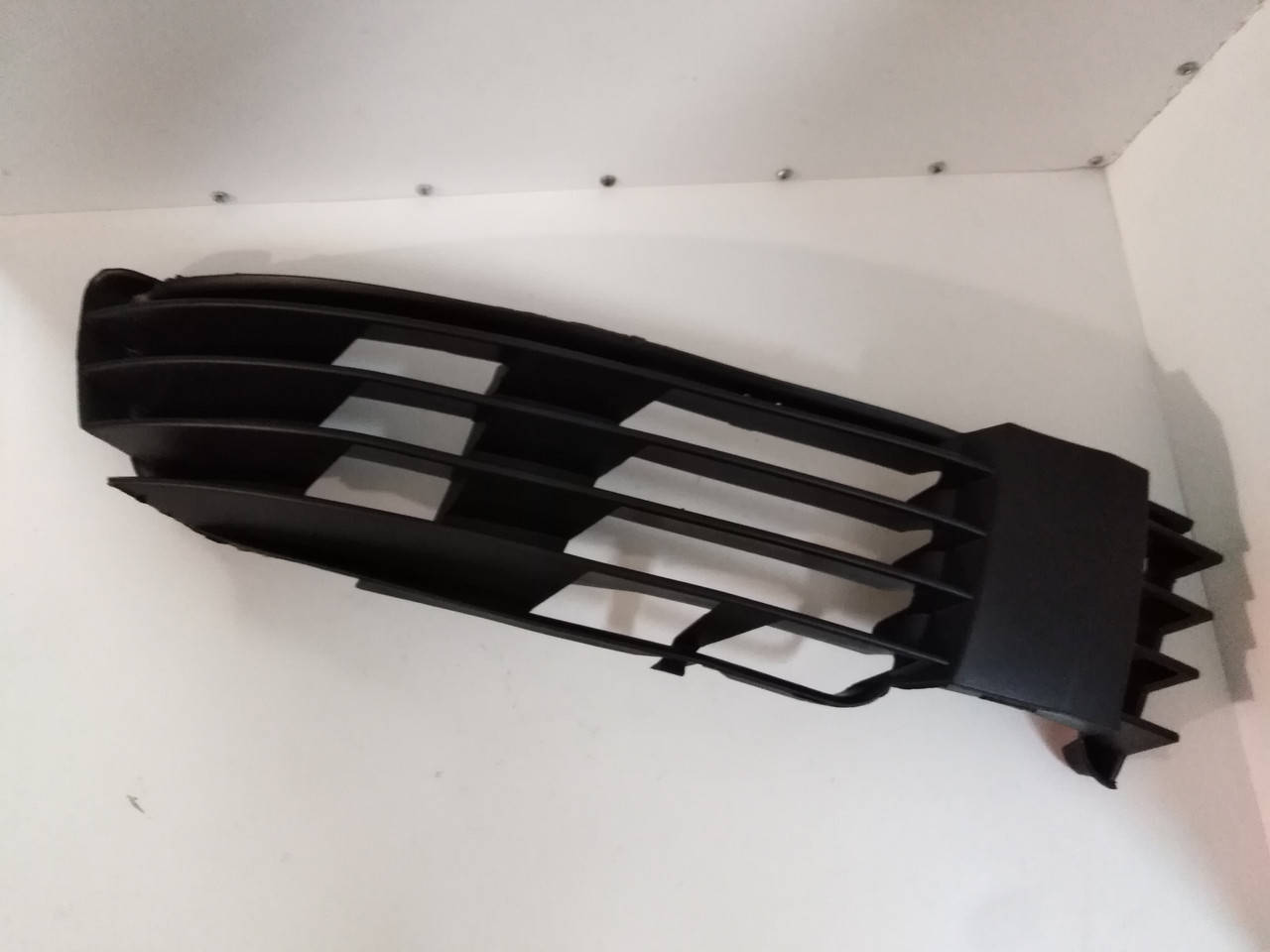 

Решетка бампера правая Volkswagen Passat B5, Пассат Б5. 2000 - 2005. 3B0853666H., Черный