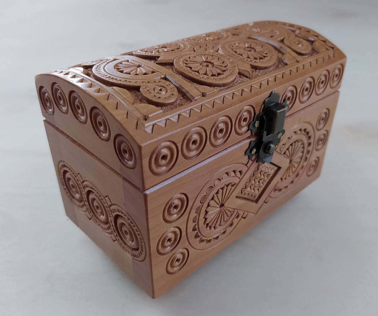 

Шкатулка из дерева резная ручной работы груша 13.5 см * 7.6 см, высота 10.5 см.