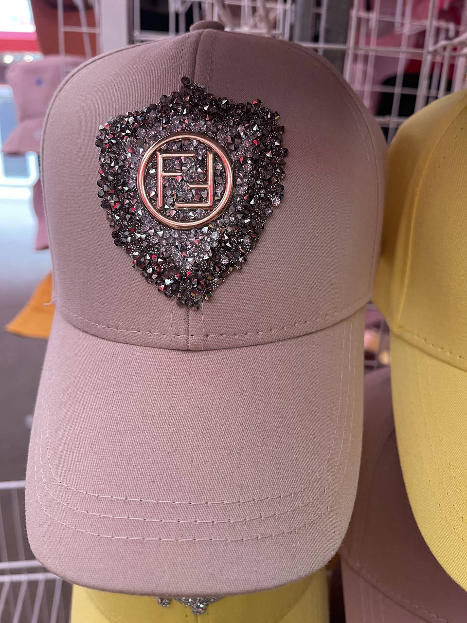 

Женская кепка брендовая