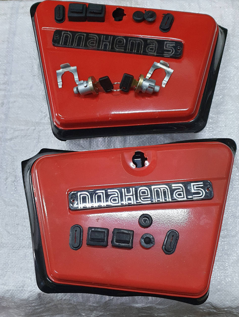 

ИЖ мотоцикл Бардачок левый + правый с крышками комплект, замок (пара), скрепка(2шт),надпись(2шт), резинки(2к)