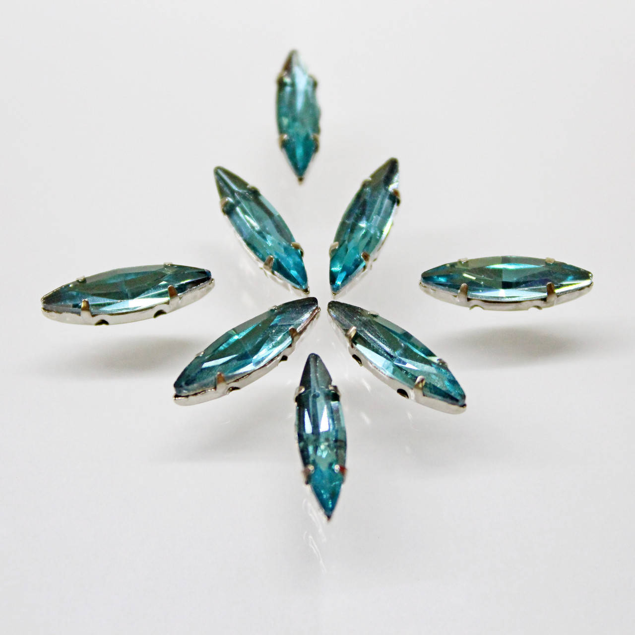 

Камни в оправе иголочка 4х15мм, Aquamarine, Белый